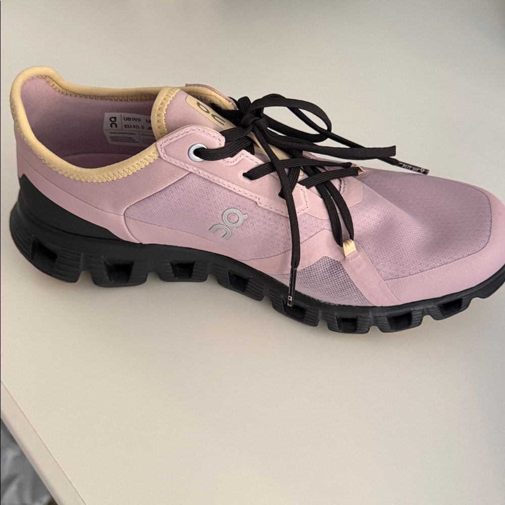 On Cloud Running Shoes (practically new!) Size 9 - Lavender and Dark Gray